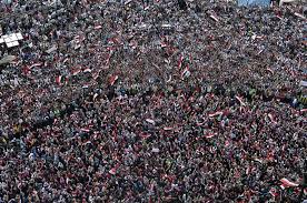 Miles de manifestantes en la plaza Tahrir contra el presidente Morsi