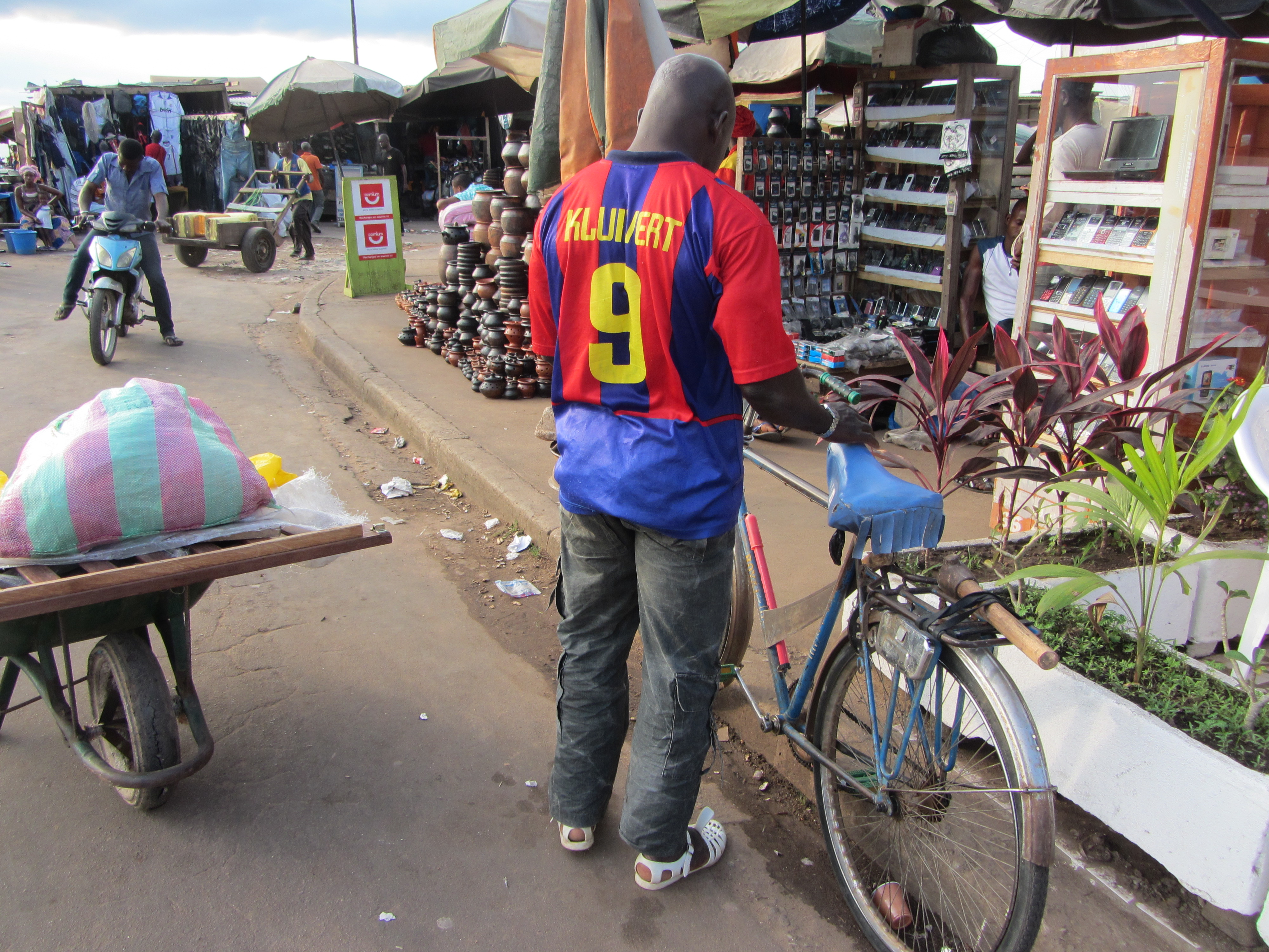 Una calle principal con vestigios del Barça de Kluivert