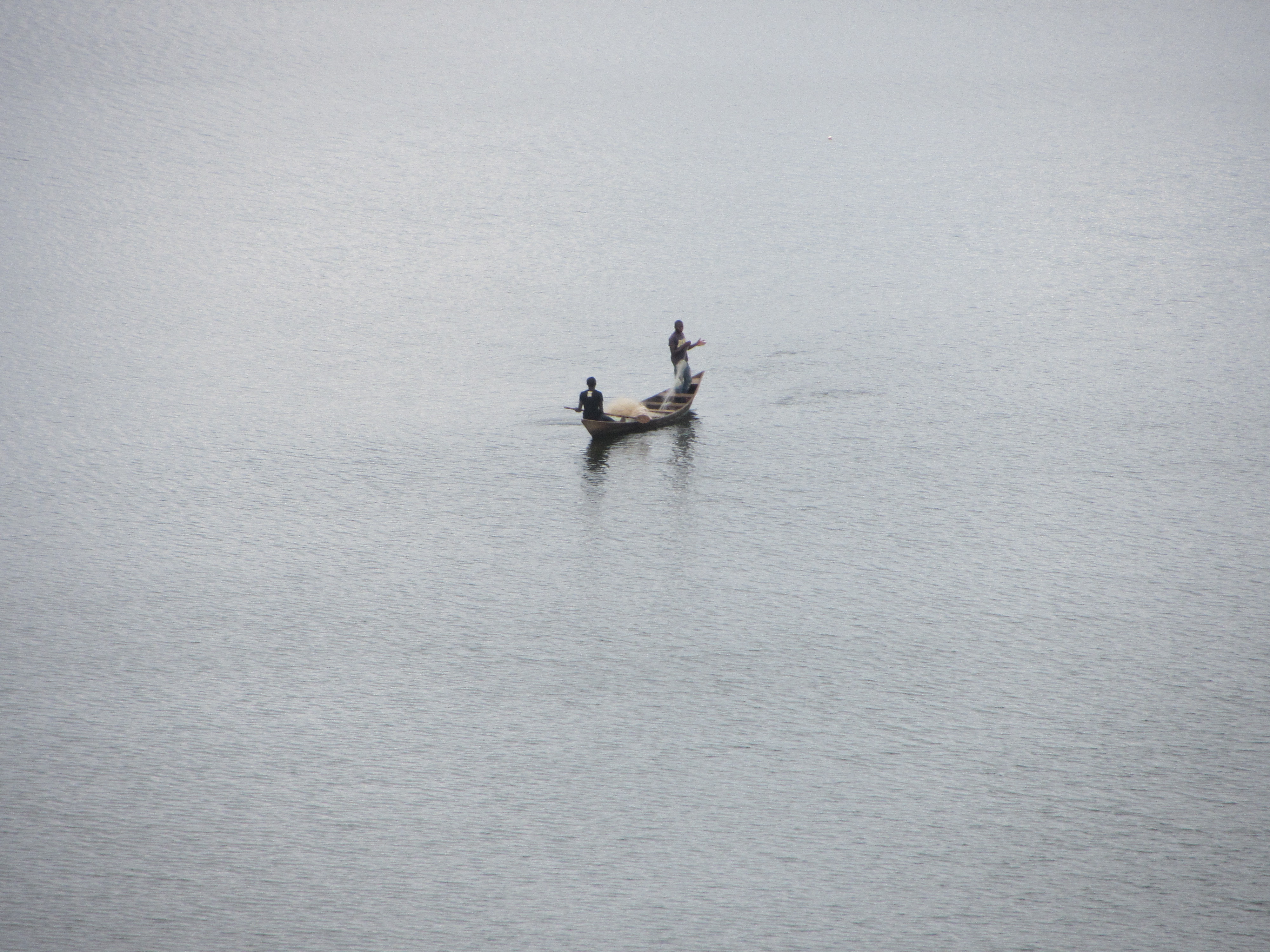 Una barca solitària al bell mig del llac-embassament