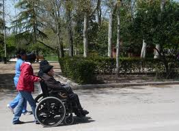 Acompañantes de ancianos en silla de ruedas