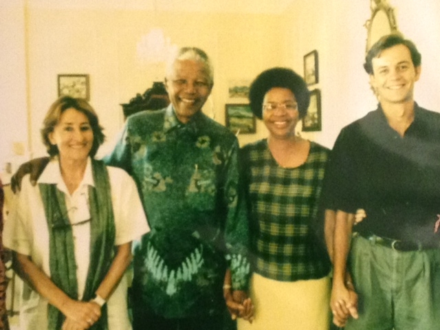 Nelson Mandela rodeado de Mareta Corachán y 
