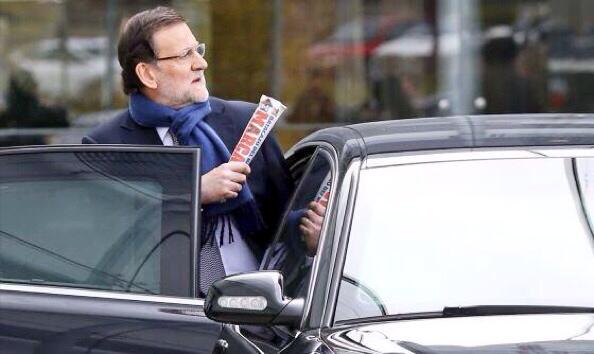 Rajoy con el Marca en el puño al abandonar Valladolid. Fotografía de Claudio Álvarez en El País. 