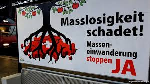Cartell de propaganda a favor de reduir la inmigració a Suïssa 