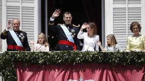 Los nuevos Reyes, el Rey padre y las infantas en el balcón del Palacio de Oriente. 