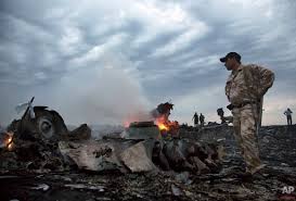 Restes de l'avió de passatge abatut per un míssil en la frontera entre Ucraïna i Rússia