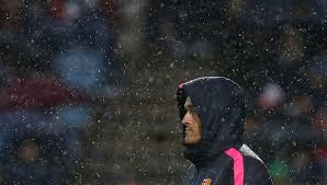 Luis Enrique bajo una intensa lluvia en el campo del Getafe