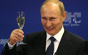 Vladimir Putin brindando en el Kremlin