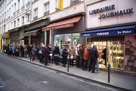 Colas en una librería de París para adquirir el número especial de Charlie Hebdo