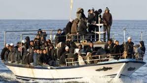 Una barca cargada de inmigrantes camino de Europa 
