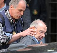 Rodrigo Rato entrando en el coche de la policía 