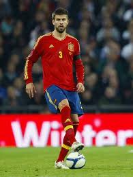 Gerard Piqué vistiendo la camiseta de la selección española