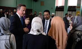 El primer ministro David Cameron reunido con un grupo de mujeres musulmanas
