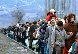 Refugiados cruando países de Europa huyendo de guerras, hambre y persecución