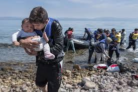 Refugiados llegando a una isla griega para alcanzar Europa