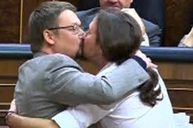 Beso fraternal entre Pablo Iglesias y Xavier Domènech en el debate de investidura del candidato Pedro Sánchez