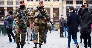 Soldados patrullando por las calles de Bruselas después de los atentados del 21 de marzo