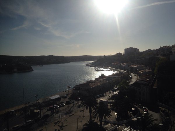 Impresionante amanecer primaveral en la bahía de Maó