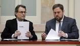 Artur Mas y Oriol Junqueras al firmar el pacto que condujo a Junts pel Si