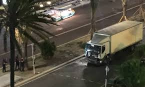 El camión de la muerte al iniciar su trayecto criminal por la avenida de los Ingleses de Niza. Triste celebración del 14 de Julio en Francia. 