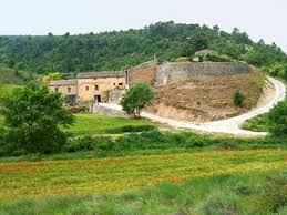 Les restes del castell de Saladern i la causa pairal que hi queda al costat. 