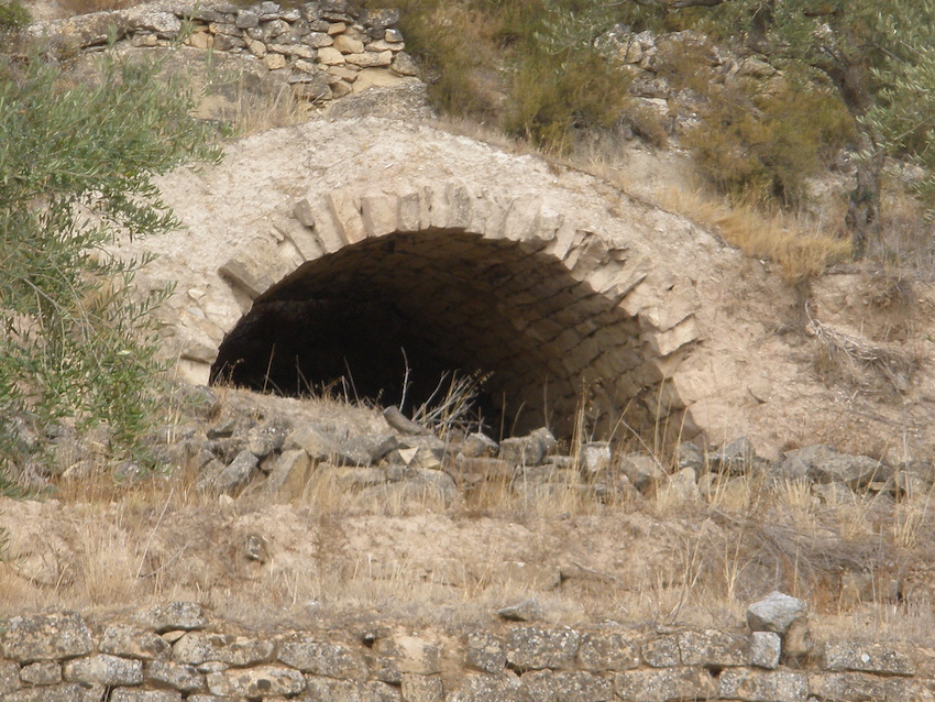 Portalada d'una cabana de volta mig abandonada