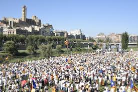 Manifestación junto al rio Segre con la Seu Vella en lo alto que marcó el inicio de las manifestaciones de la Diada 2016