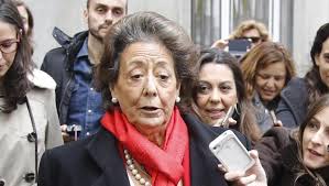 Rita Barberá en un encuentro improvisado con la prensa en la calle