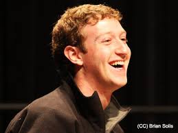 Mark Zuckerberg, fundador de Facebook, ha admès que s'haurien de controlar les mentides i fgalsedats que circulen per les xartxers, també la seva