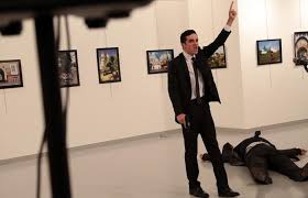 El autor del atentado contra el embajador ruso, Andrei Karlov, en una exposición de arte en Ankara