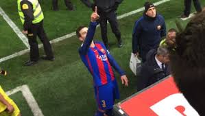 Gerard Piqué señala con el dedo al Palco del Villarreal quejándose de la actuación arbitral ante Javier Tebas 