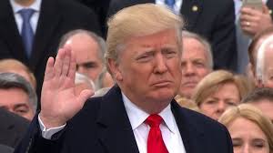 Donald Trump en el momento de jurar como 45 presidente de Estados Unidos en el Mall de Washington 