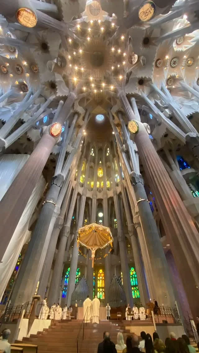 Un matí a la Sagrada Família. Missa per un públic internacional, plena de gom a gom, com cada diumenge. Català, castellà, llatí, italià, francès, anglès, alemany, xinès han estat emprats en diversos moments d’una celebració litúrgicament molt cuidada. L’orga ha tocat quan calia i la llum que penetrava pels vitralls de Gaudí creava una atmosfera emocional. El rector, Mn. Josep Maria Turull, ha posat en marxa aquesta experiència dominical en la que s’ha d’haver-se inscrit prèviament per obtenir una cadira. Gaudí n’estaria content. Quan s’acabi serà potser la catedral més emblemàtica, singular i moderna del món.