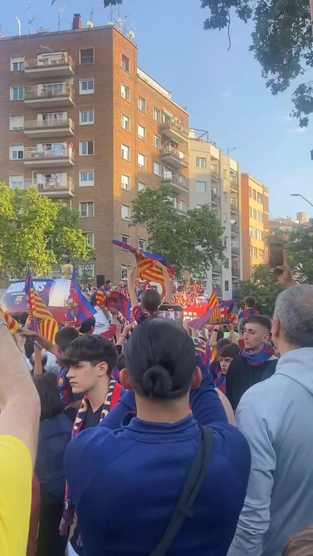 Visca el Barça!!!

Gent gran, joves, infants, omplen els carrers per on passa la rua de l’equip de Hansi Flick. La lliga número 28.
L'autocar passant per Avinguda Tarradellas i Entença.
