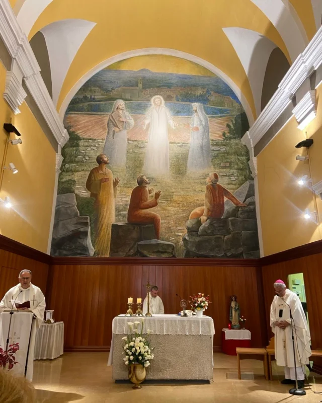 Visita pastoral de l’arquebisbe de Tarragona, Joan Planellas, a Rocafort de Vallbona el 20 de maig de 2025. L’autor del mural, Xavier Cabanach, explicà com va pintar el retaule de la Transfiguració ara fa 16 anys. El rector, Mn. Salvador Batet, l'acompanyà.