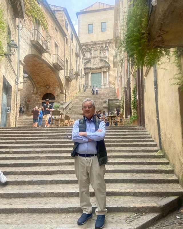 Una visita a la ciutat de Girona. Guiat i acompanyat de l’amic i savi Antoni Puigverd, coneixedor de la història de la ciutat, la seva cultura i els seus racons més emblemàtics. Moltes gràcies pel seu temps. 

Als peus de les escales de l'església de Sant Martí Sacosta, una joia arquitectònica situada al cor del Barri Vell de Girona. Aquest temple destaca per la seva façana barroca del segle XVII, ornamentada amb columnes cilíndriques, frontons corbats i un relleu que representa Sant Martí partint la seva capa amb un pobre, acompanyat de l'escut dels Àustries al capdamunt.

Les escales de Sant Martí, que condueixen a l’església, són un dels racons més fotogènics de Girona i han estat escenari de diverses produccions audiovisuals, com ara la sèrie Game of Thrones, on van aparèixer en una escena ambientada a Braavos.