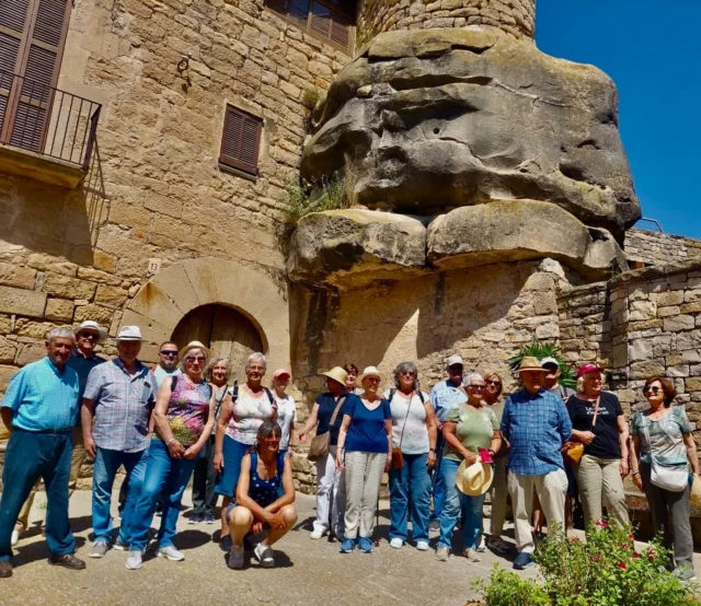 Visita a la Vall del Club de Lectura de Ullastrell, coordinat per la periodista Rosa Massagué. Visitaren Guimerà, Rocafort de Vallbona, Belianes i Vallbona de les Monges.
Un tomb pel poble de Rocafort on està ambientat el llibre “la força de les arrels”. Un dia molt calorós però amb una companyia molt agradable i interessada en la cultura i la literatura. Gràcies per la visita.