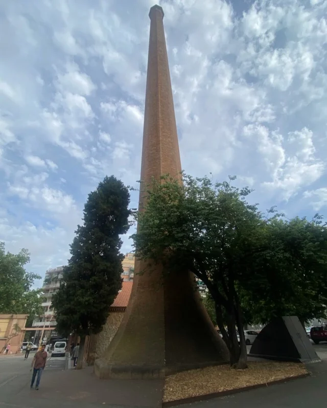 La xemeneia de can Batlló, a l’escola industrial de Barcelona, es planta en un espai lúdic de l’eixample. Està feta de maons i és obra de Rafael Guastavino, arquitecte valencià. Té 61 metres d’alçada i es pot escalar interiorment. És una mostra del passat industrial de la ciutat de Barcelona.