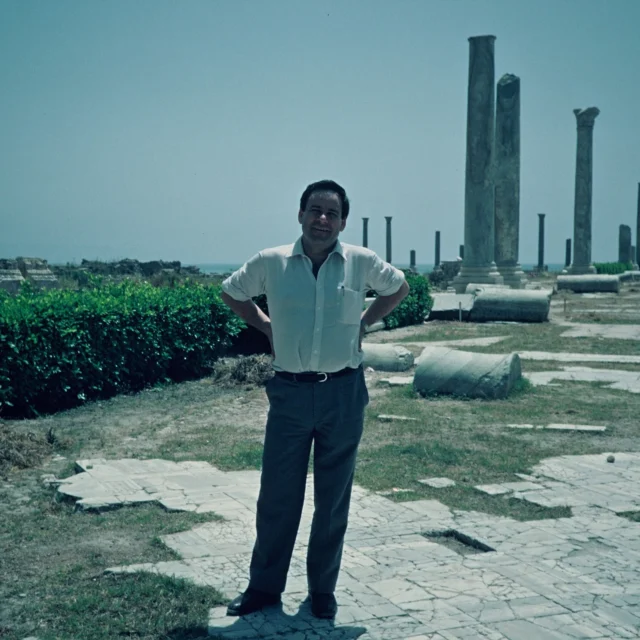 TURISME DE GUERRA 

A les restes del que fou el temple de Tir, Líban, l'any 1985 en plena guerra civil libanesa. El turisme de guerra és trist però molt interessant en el sentit de que no hi ha turistes i tens tot el temps del mon. Fèrem el viatge amb Tomàs Alcoverro, corresponsal de La Vanguardia a Beirut en tornant de Balbeek, a la vall de la Bekaa. Tenir com guia Tomàs per aquelles terres orientals és un luxe que pocs poden gaudir. D'aquí partiren els fenicis per explorar i comerciar a les dues ribes de la Mediterrània. Avui, el Líban potser està pitjor que fa 40 anys i el que era la Suissa d'Orient és un país amb més d'un milió i mig d'immigrants, incapaç de sortir d'una forta i endèmica crisi econòmica i política. Atacat per Israel en una guerra desproporcionada.

Les columnes tenen més de dos mil anys d'història.