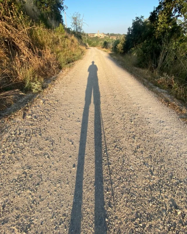 Sol ixent a les vuit del matí al camí de Nalec. Al fons, el poble de Rocafort és desperta en un dia calurós i tòrrid. L’ombra d’un mateix és allargada, desfigurada i una mica fantasmagòrica. Penso en les ombres de Plató projectades en la cova. Cadascú veu les coses com li apareixen als sentits. La realitat és més simple. Però ens agrada veure dimensions desproporcionades del que som. De veritat, ben poca cosa, efímers com les ombres que nodreixen les nostres fantasies.