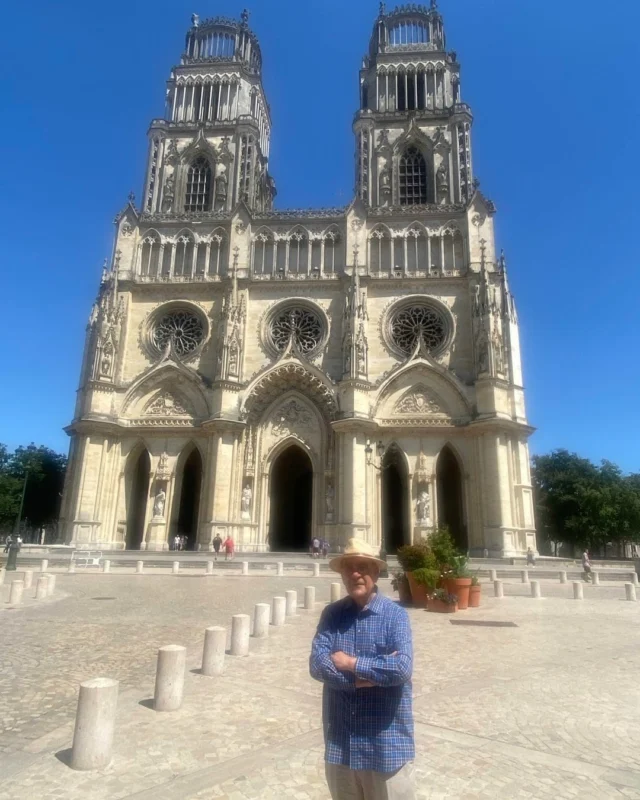 La catedral d’Orleans, un dels centres històrics de França. Joana d’Arc i els reis de França més antics han passat per aquí. Un dia calurós, en plena sega, el tour de França, la final del PSG contra Chelsea, molts turistes arreu.