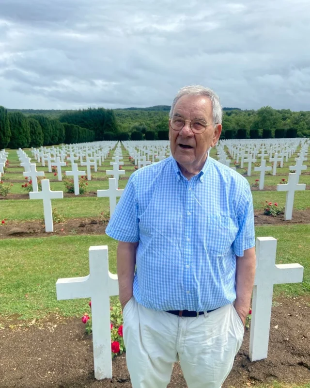 En un dels gran cementiris de Verdun on tingué lloc la batalla més cruenta de la Gran Guerra (1914-1918). El capità Charles De Gaulle fou ferit aquí. La batalla durà més de 300 dies i moriren i resultaren ferits 700.000 persones, entre francesos i alemanys. Tot el que passa pot tornar a passar. Un visita trista però molt interessant per saber la primera gran desgràcia europea del segle XX.