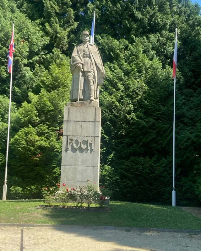 General Foch, signant de l’Armistici de 1918 al vagó del bosc de Compiègne a la regió de la Picardia. Els alemanys foren obligats a signa per imperatiu del francesos, britànics i nordamericans. On hi morirem centenars de morts a la Gran Guerra avui hi ha un museu que explica en tot detall el final de la primera tragèdia col.lectiva europea del segle XX. Paga la pena recordar el passat per prenenir el futur.