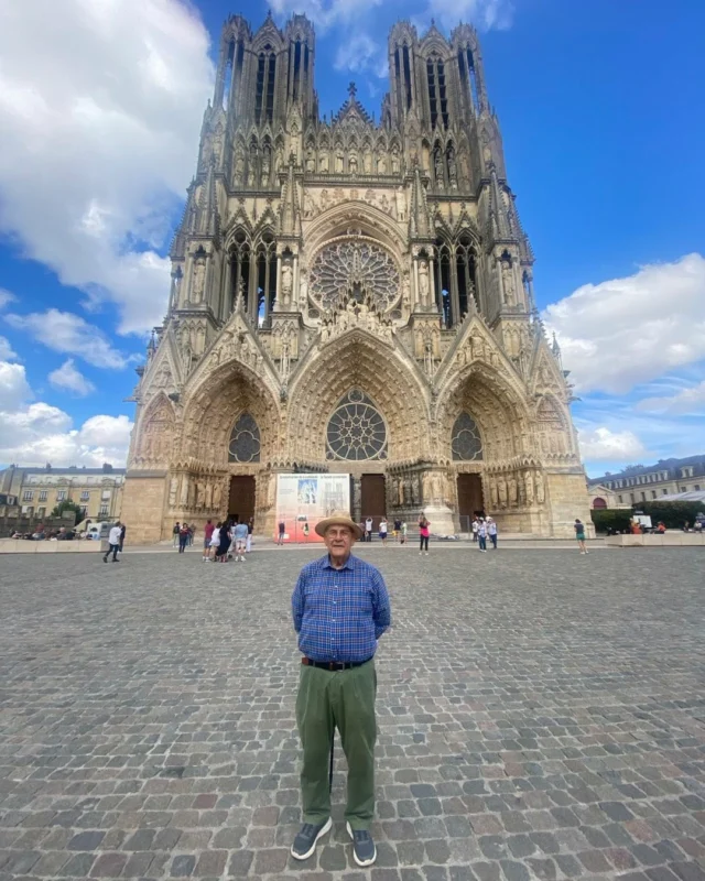 La catedral de Reims, una de les grans obres de l’art gòtic a França. El bateig de Clodoveu (Clovis), el primer rei dels francs es produí en aquesta catedral l’any 498.
33 reis francesos han estat coronats en aquesta catedral, des de Lluís el Pietós l’any 816 fins Carles X el 1825.
Les destrosses causades per la Gran Guerra foren devastadores. La restauració ha estat complerta.
En aquesta catedral s’hi reuniren Charles De Gaulle i Konrad Adenauer el 1962 com un signe de normalització de les relacions després de tres guerres en menys d’un segle. És un dels símbols de la França que es remunta a la nit dels temps.