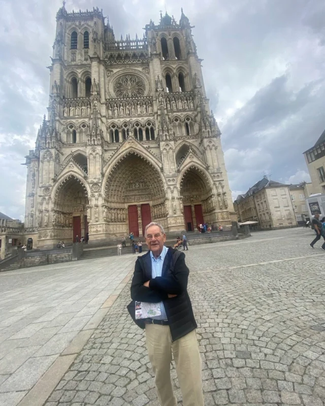 Seguint amb les catedrals gòtiques de la Picardia, França. La d’Amiens és la més gran del pais pel seu volum interior. Es va construir a partir de l’any 1220.  En el tractat d’Amiens de 1802 es posà fi a la política de Napoleó. Fou signat entre França, Espanya, Anglaterra i els Països Baixos. Anglaterra tornava l’illa de Menorca però es quedava Trinitat i Ceilan. França abandonava Roma, Nàpols i Portugal.
La història és el passat que no passa. Sempre torna.