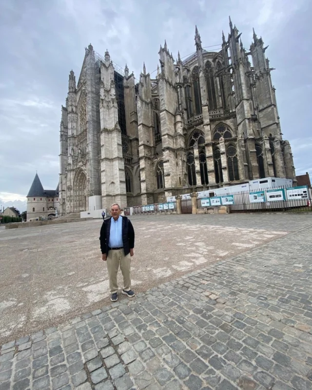 Catedral de Beauvais, una de les set catedrals de la Picardia. És la més alta de totes les de França tot i que no està del tot acabada. Junt amb la catedral d’Amiens representen el darrer esglaó de la gran arquitectura gòtica francesa. La seva alçada és espectacular. El voler fer la catedral més alta de França fou un dels motius de quedar inconclusa. Varies vegades les parets de les altures caigueren.