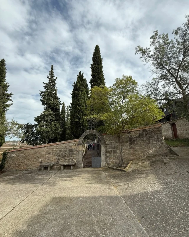 Cementiri de Rocafort de Vallbona. Avui ens hem retrobat novament. Tornen a la terra. Encara que no tinguin lligams amb la gent d’avui. Un record pels avantpassats dels que retornen al poble de llocs propers i distants. El cementiri fou construït el 1888. Molts estan enterrats al terra. Els nínxols s’implantaren fa uns 80 anys. Molts dels traspassats foren enterrats en un clot. El terra és un gran ossari de generacions perdudes en la nit dels temps. Els xiprers son testimonis altius dels silencis eterns que parlen llenguatges inintel.ligibles. Dia entranyable recordant fesomies llunyanes.