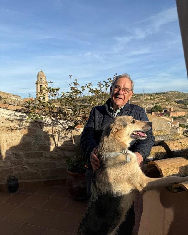 Tarde de Tots Sants amb la Boira. 
Dia plàcid i tardoral. Molta gent ve a visitar el cementiri. Hi ha el record dels avantpassats, imatges difuminades del pas del temps travessant generacions. Trobades inesperades amb gent que té vincles inesborrables amb el poble. Dia de trobada entre els que hi som i els que han marxat però no han desaparegut de la memòria personal i col.lectiva. El sol de tardor ho suavitza tot.
El rellotge del campanar marca els quarts, les mitges i les hores. El batall de la campana grossa pica i repica, nit i dia, sense repós, lluitant inútilment per fragmentar el temps que mai s'acaba.