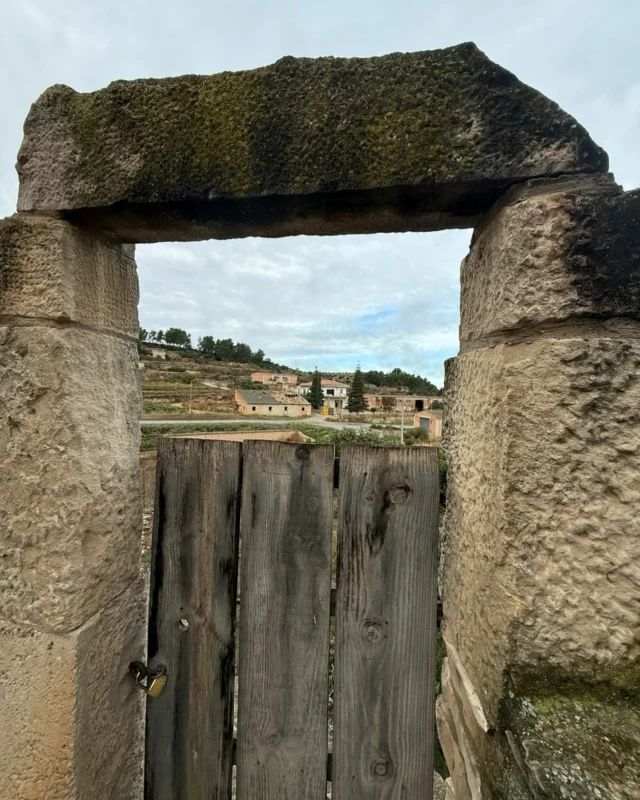 Porta de l’hort. No és medieval sinó d’aquest segle. Posar pedres al seu lloc és un art que coneixen molt bé els artesants de pedra seca. El candau és antic. I la porta de fusta es va treure d’una pallissa. Tot s’aprofita. Al fons les eres i l’era de les bruixes. Una estampa de Rocafort de Vallbona.